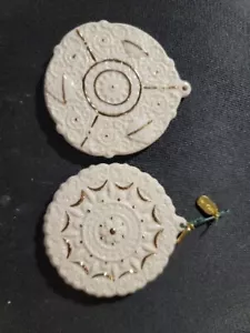 Juego de 2 adornos navideños Lenox 2016 blanco roto con adornos dorados usados - Imagen 1 de 3