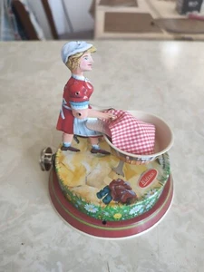 Wilesco M83 Action Figure ( Lady Doing Washing ) - Picture 1 of 3