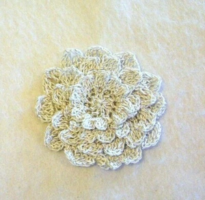Aplique de flor de mamá de ganchillo blanco metálico de 4 capas costura mediana - Imagen 1 de 2