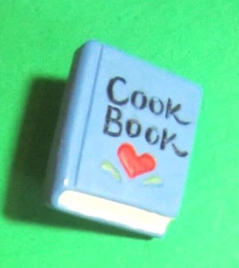 SUSAN WINGET 7/8" VERBAL COOK BOOK RED HEART PLASTIC SHANK BUTTON NOS-E82 - Picture 1 of 2