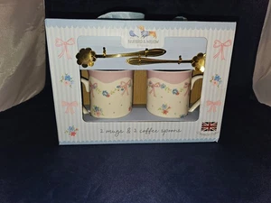 Bluebird And Willow Rosa Schleifen Kaffeebecher Tasse Blumen 12 Unzen Bone China Gold Löffel - Bild 1 von 7