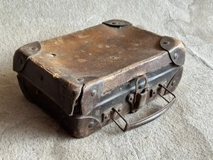 ANTIGUA MALETA DE CUERO INGLESA VINTAGE DE PRINCIPIOS DEL SIGLO XX, BOLSO.CAJA SOBRE MARCO DE MADERA - Imagen 1 de 15