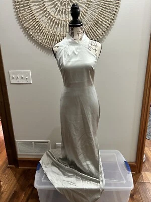 Vestido de satén martillado Milly - Taryn precio de venta sugerido por el fabricante 450 USD Foto 1 de 4