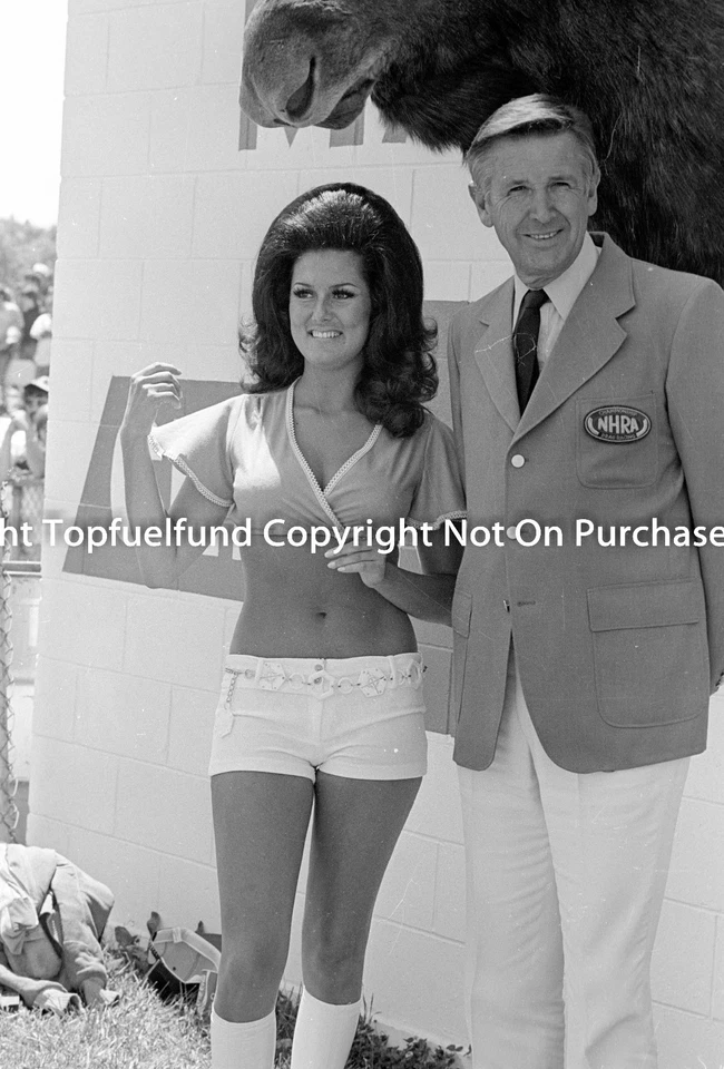 Foto Wally Parks and Trophy Girl 8x12 NHRA en blanco y negro Foto 1 de 1
