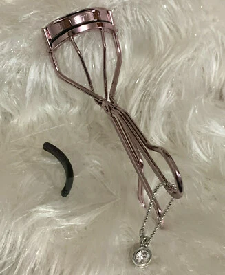 Rizador de pestañas Jill Stuart con almohadilla de goma de repuesto - Dije de diamantes de imitación decorado - NUEVO Foto 1 de 3