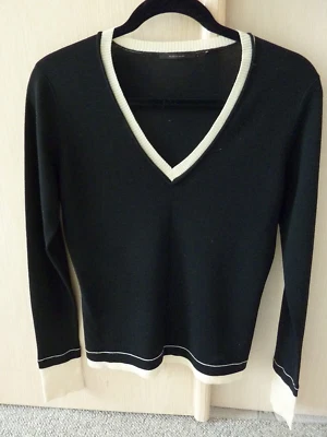 Elie Tahari Long Sleeve Black V-neck 100% Wool White Trim Sweater Top SZ Medium - Image 1 of 4