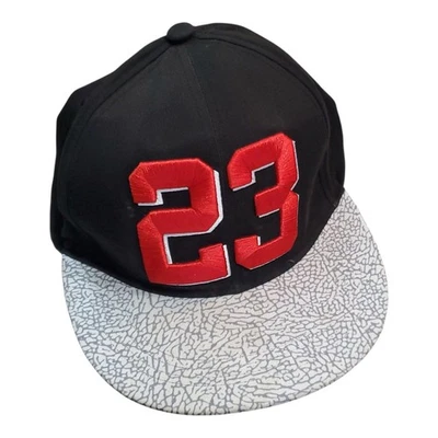 Sombrero Suela Addicción Premium SnapBack 23 Ala Plana Ajustable Negro Rojo Blanco Foto 1 de 4