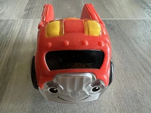 2010 Fisher Price Lil' Zoomer Feuerwehrauto ~ Spielzeugauto mit Rollerball mit Rassel - Bild 1 von 7
