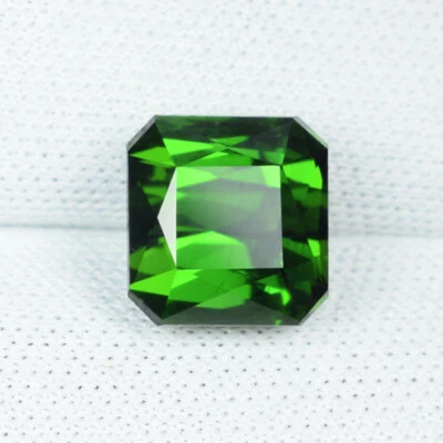 3.50 ct TOP LUSTROUS NICE GREEN NATURAL TOURMALINE   SQUARE  See Vdo  6116 NV - Image 1 of 2