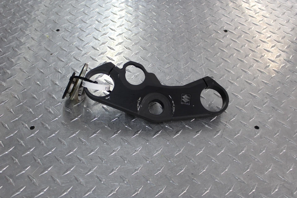 2006 SUZUKI GSXR750 FORKS UPPER TRIPLE TREE CLAMP - Image 1 of 4