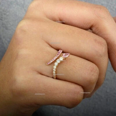 Anillo con banda de serpiente de diamantes y zafiro rosa pera anillo con puño abierto de oro de 14 k Foto 1 de 4