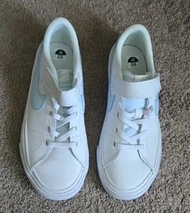 Nike Court Legacy Hellblau Größe US 2.0Y. Versand am selben Tag. - Bild 1 von 6