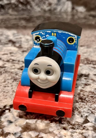 Retired 2004 Tomy THOMAS THE TANK Pull-Back Plastic Toy Engine Train Eyes Move!! Cover