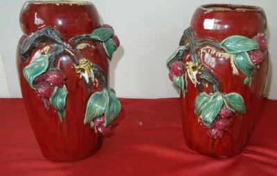 Paire de vases au rouge impérial en céramique à décor insecte et végétaux Asie - Photo 1/4