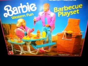 Neu im Karton NRFB Barbie Western Fun Barbeque Play Set #7439, 1989, Box beidseitig gleich - Bild 1 von 1