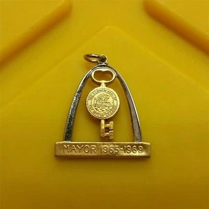 RARE VINTAGE "NECKLACE PENNANT ST LOUIS MAYOR 1965-69 A.J. CERVANTES" ARCH - Picture 1 of 2