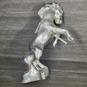 Mustang BIANCO Camion Cappuccio Cavallo Ornamento Vintage Foro Rettangolare Cromato - Foto 1 di 12