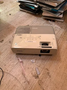 Epson PowerLite 825 LCD Projector H297A – No Bulb – For Parts/Repair - Afbeelding 1 van 6
