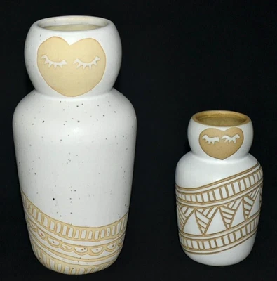 Juego de 2 jarrones abstractos de cerámica GOPI SHAH Anthropologie con caras cardíacas Foto 1 de 3