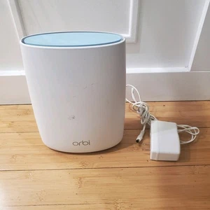 Router Netgear Orbi RBR50v2 AC3000 Tri-Band Mesh Wi-Fi - Imagen 1 de 5