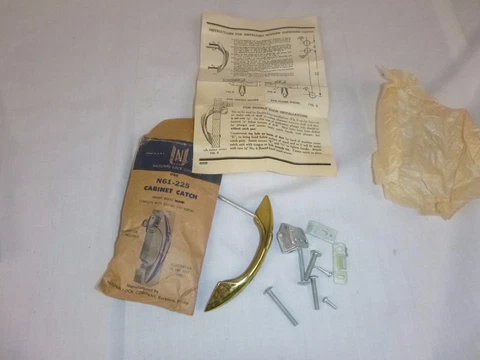 NOS Vtg National Lock Bright Brass Cupboard Cabinet Catch Door Pull N61-225 Cover