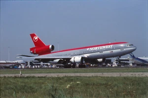 Dia McDonnell Douglas DC-10 Northwest Flugzeug 35mm ungerahmt O182-3-2 - Bild 1 von 1