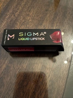 Lápiz labial líquido Sigma VENOM | 1,4 g tamaño de viaje de lujo Foto 1 de 4