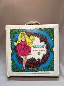 Bambola Skipper vintage 1969 e custodia con vestiti - sorellina Barbie - Foto 1 di 5