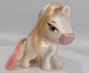 MGA 2005 Bratz Babyz Ponyz Celeste blanco con pelo de rayas rosas caballo pony 4,25" - Imagen 1 de 7