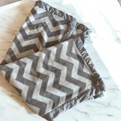 Manta de bebé Carters gris y blanco Chevron Zig Zag a rayas satinado- Foto 1 de 4