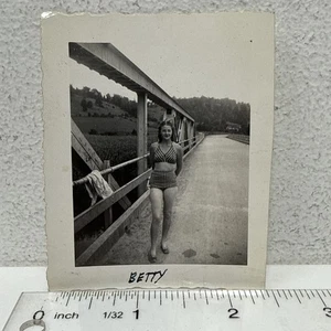 Foto instantánea vintage hermosa mujer joven en traje de baño bikini en puente - Imagen 1 de 3