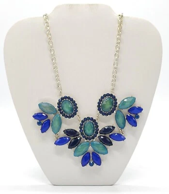 Collar de flores llamativas de acrílico azul verde con cierre de langosta de cadena plateada Foto 1 de 4