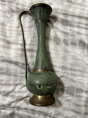 "Florero vintage de jade de latón oxidado de 11""". Hecho en Asia. Foto 1 de 3