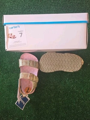 Sandalia Carters para niñas pequeñas talla 7 correa dorada fondo rosa/blanco Foto 1 de 3
