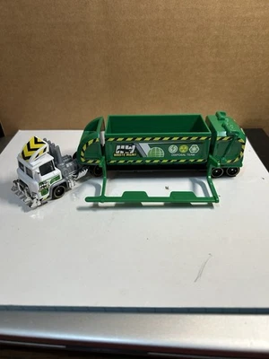 Remolque Hot Wheels Super Rigs 2021 Bash Basher cabina blanca verde Foto 1 de 4