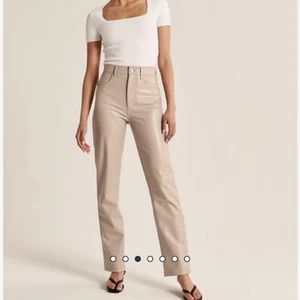 Abercrombie & Fitch 90’s Straight Ultra Rise Vegan Leather Beige Pants Sz 25 0 - Picture 1 of 12