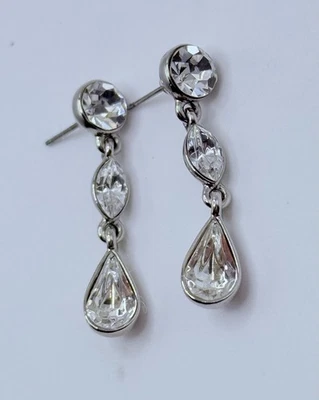 Pendientes colgantes Givenchy cristal transparente perforados tono plateado de 1 pulgada de largo Foto 1 de 4