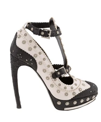 Tacones con garra de cuero tachonado Alexander McQueen Foto 1 de 4
