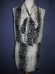 Stunning silk top, ROBERT RODRIGUEZ, size 8, on size 10-12 mannequin hardly worn - Picture 1 of 10