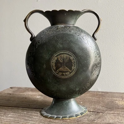 Jarrón de urna de latón de bronce judío de mediados de siglo Pal Bell Israel menorá Foto 1 de 4