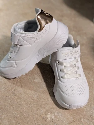 Zapatos de tenis para niñas nunca usados Skechers Los Angeles talla 8 blanco y oro rosa Foto 1 de 4