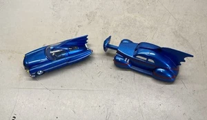 ZWEI Corgi DC Comics 1940 EMBL und 1950 BMBV1 BatMobile Autos - Bild 1 von 13
