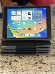 Apple iPad (5th Gen) Bundle A1822 32 GB, Wi-Fi, 9.7 in - Space Gray *Lot of 5* - Picture 1 of 5