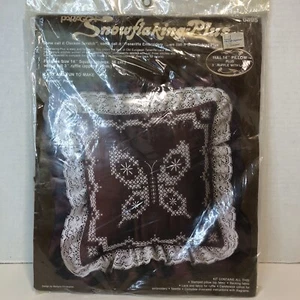 Almohada de mariposa copo de nieve más kit de bordado Paragon 14" cuadrado - Imagen 1 de 6