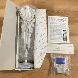 Danbury Mint Princess Diana Royal Kleiderschrank beige weiß gestreift 2-teilig mit Zubehör - Bild 1 von 8
