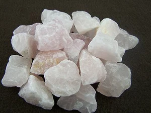 Cuarzo rosa piedras crudas decoración chips 1 kg piedras curativas piedras de agua piedra preciosa - Imagen 1 de 4