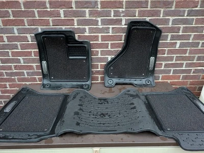 Tapetes de assoalho Dodge Ram 3500 Longhorn Edition Crew Cab fabricante de equipamento original - Imagem 1 de 4