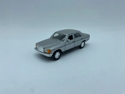 MODELLINO AUTO MERCEDES CLASSE E GRIGIA - WELLY - SCALA INDEFINITA "NO BOX" - Immagine 1 di 4