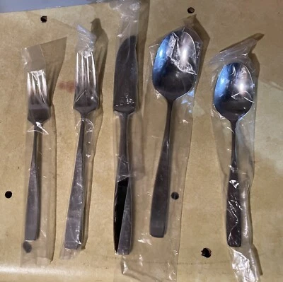 VTG NEW, SLEEVED, AND BOXED TOWLE 5 PIECE SETTING -CLARITY - Image 1 of 2