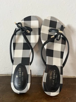 Sandalias chanclas Kate Spade Mistic Bow blanco y negro a cuadros talla 7M lazo encanto Foto 1 de 4